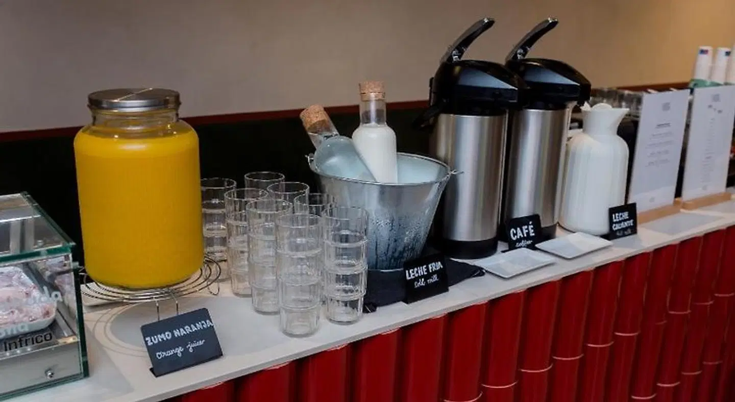 LATROUPE Prado Hostel Bar