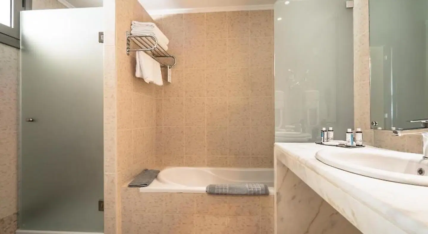 Porto Galini Seaside Resort & Spa Badezimmer
