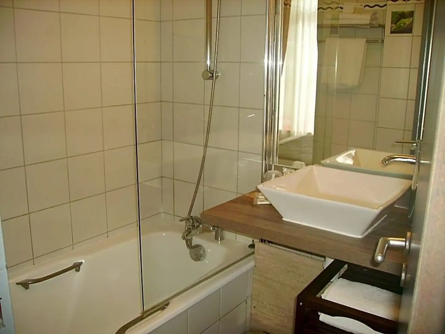 Brit Hotel Aux Sacres Reims Centre Badezimmer