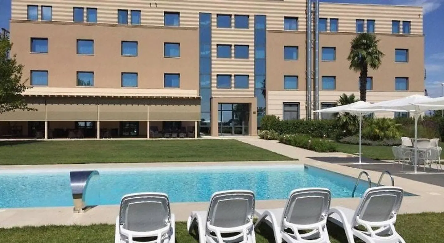 Omnia OUTDOOR_POOL