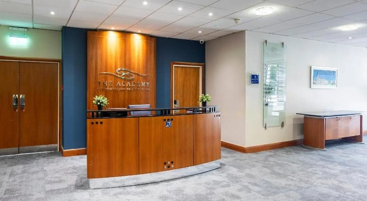 Holiday Inn Cardiff City Centre by IHG LOUNGE_LOBBY