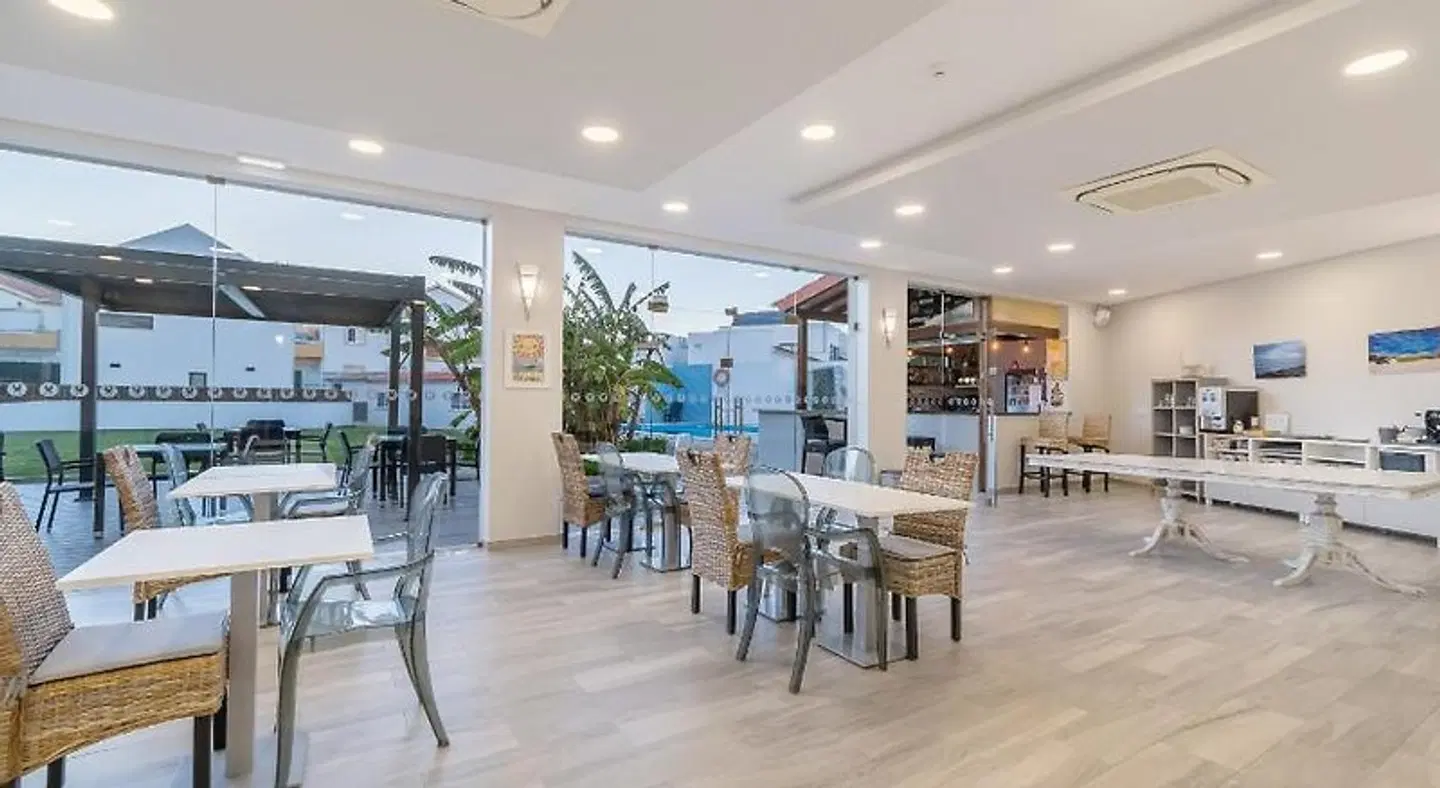 Silver Seahorse Garden Retreat Restaurant