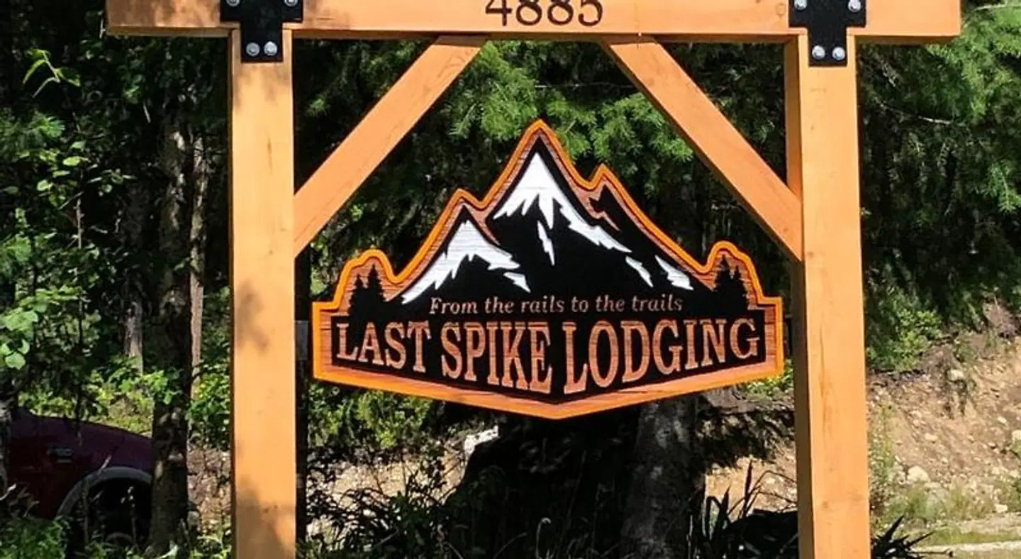 Last Spike Lodging EXTERIOR