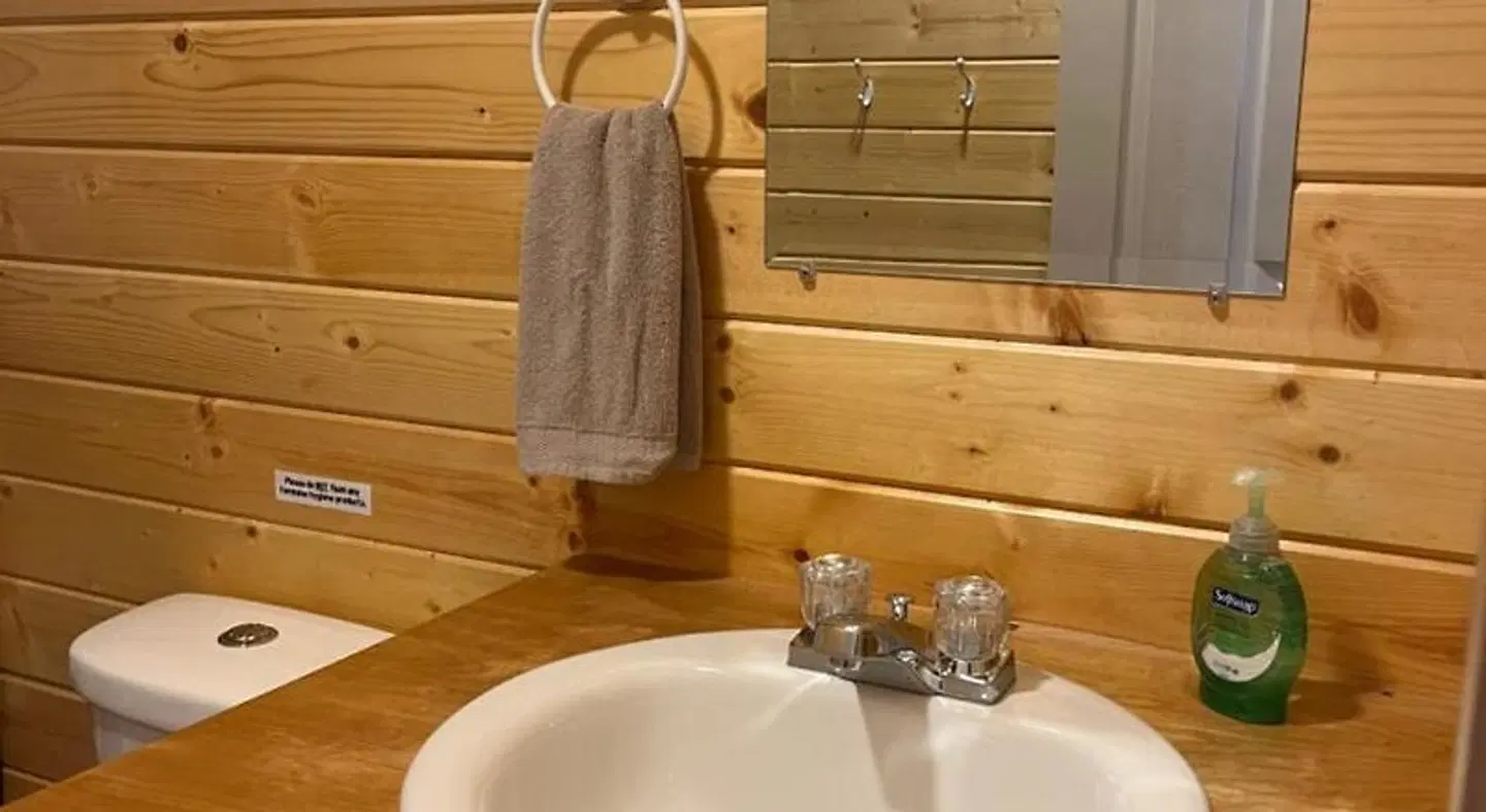 Last Spike Lodging Badezimmer