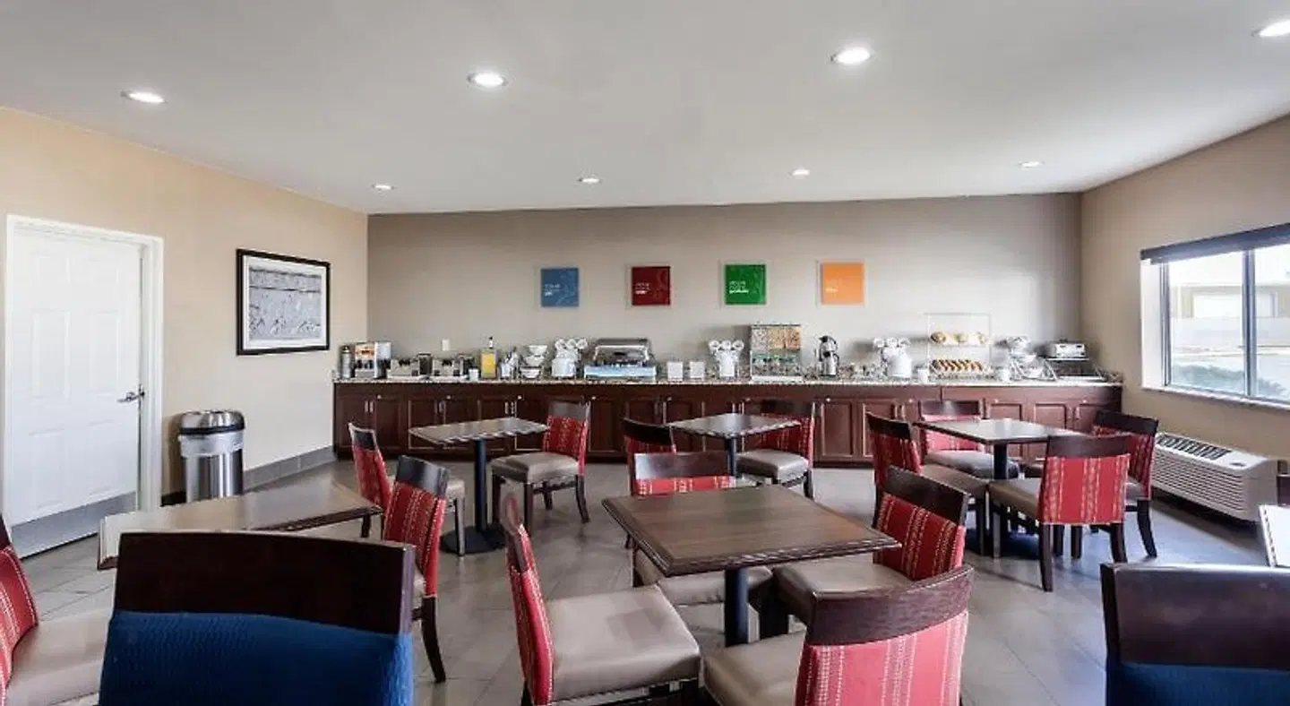 Comfort Suites University Bar