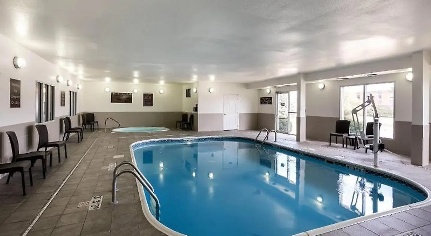Comfort Suites University Hallenbad