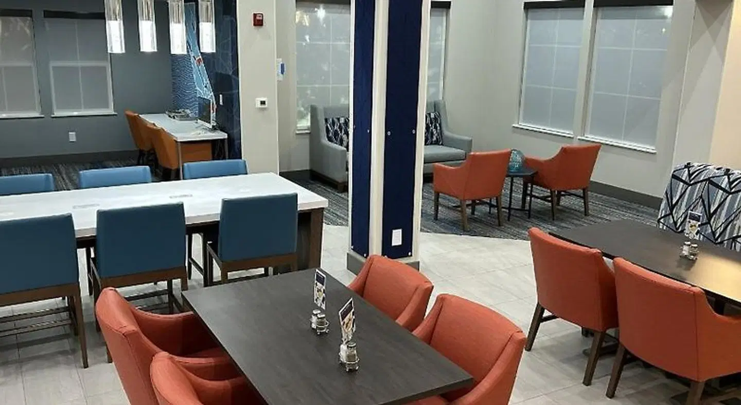 Holiday Inn Express & Suites Manteca City Center by IHG ROOM_EXAMPLE
