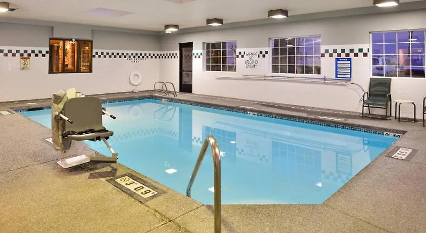 Holiday Inn Express & Suites Portland-Jantzen Beach by IHG Hallenbad