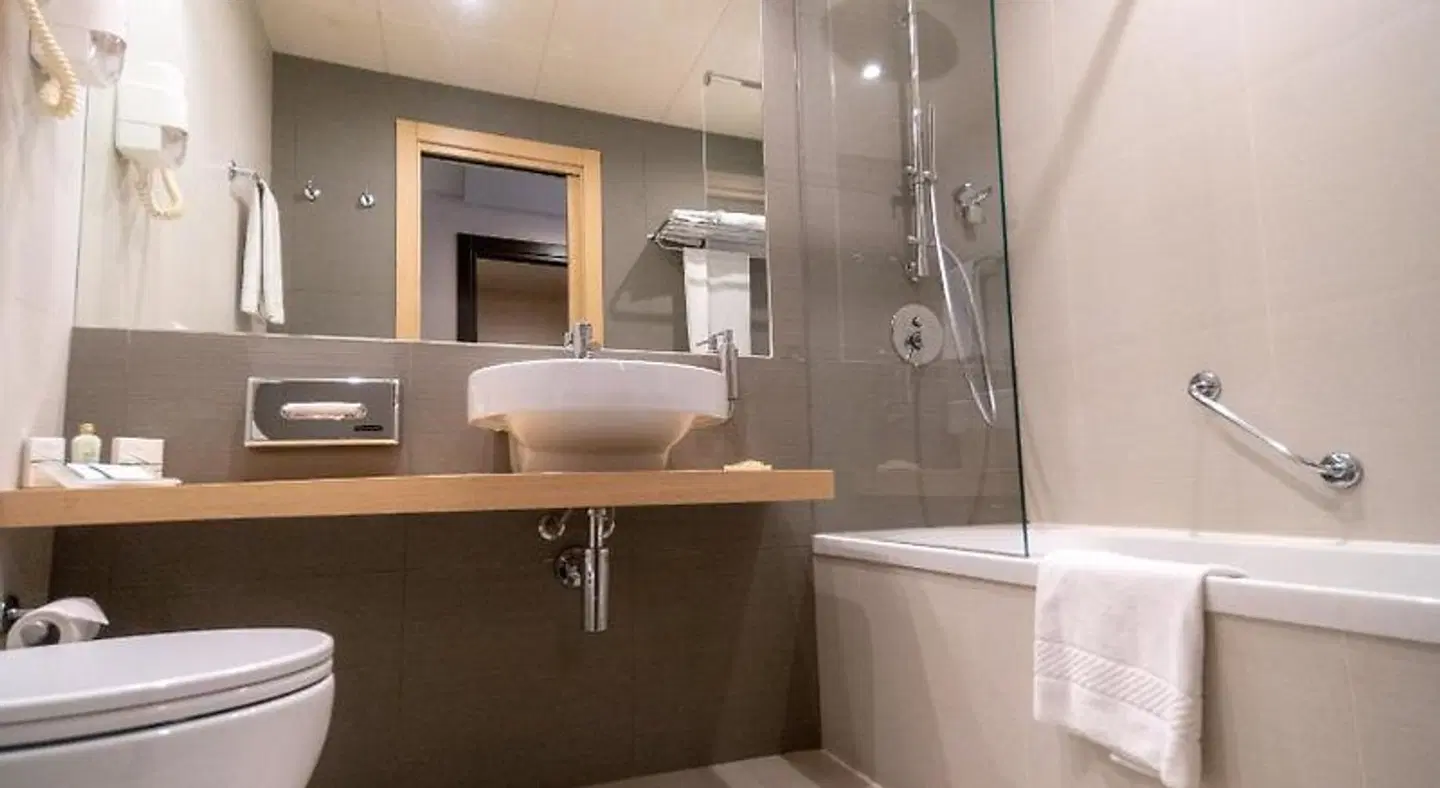 UNAHOTELS MH Matera Badezimmer