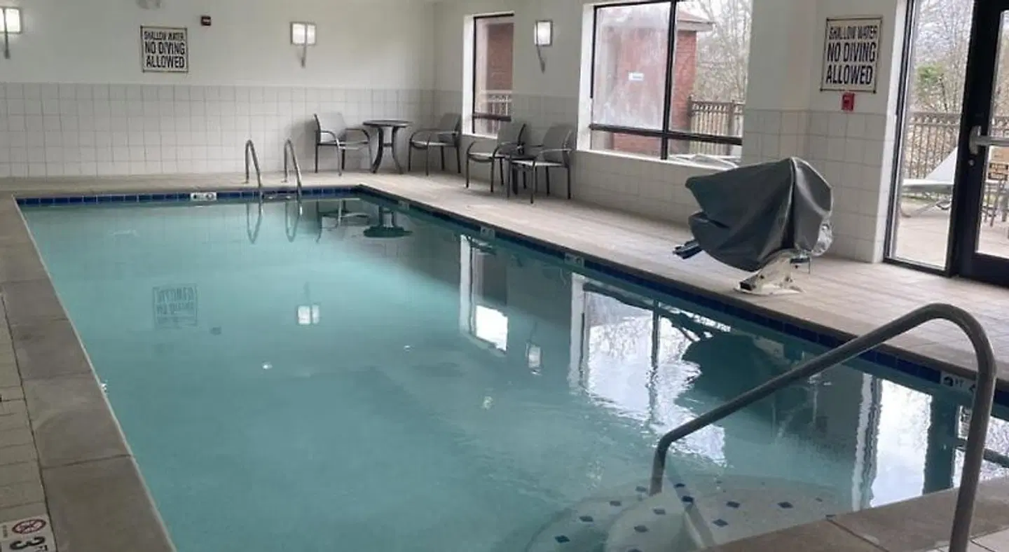 Holiday Inn Express & Suites Kodak East-Sevierville by IHG Hallenbad