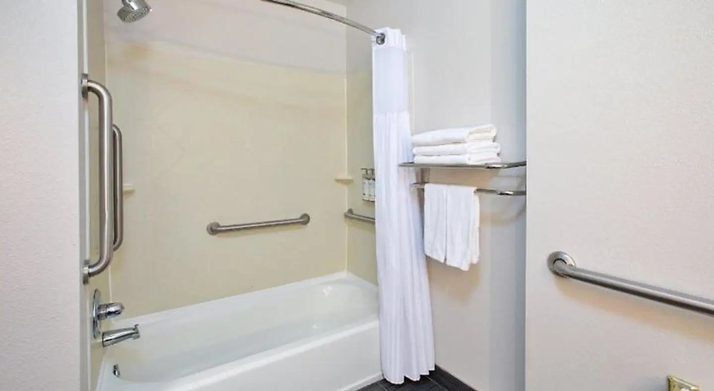 Holiday Inn Express & Suites Sumter by IHG Badezimmer
