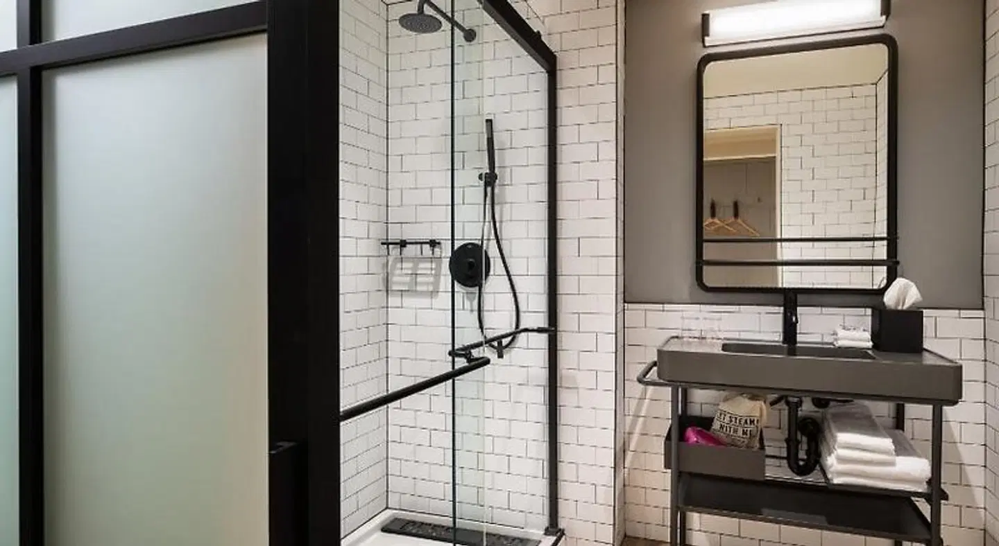 Moxy Springfield Downtown Badezimmer