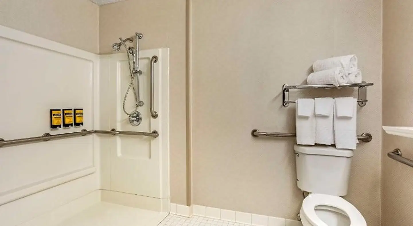 Best Western Plus Kingston Hotel and Conference Center Badezimmer