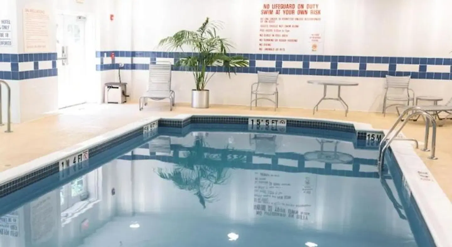 Holiday Inn Express & Suites Warwick-Providence (Airport) by IHG Hallenbad