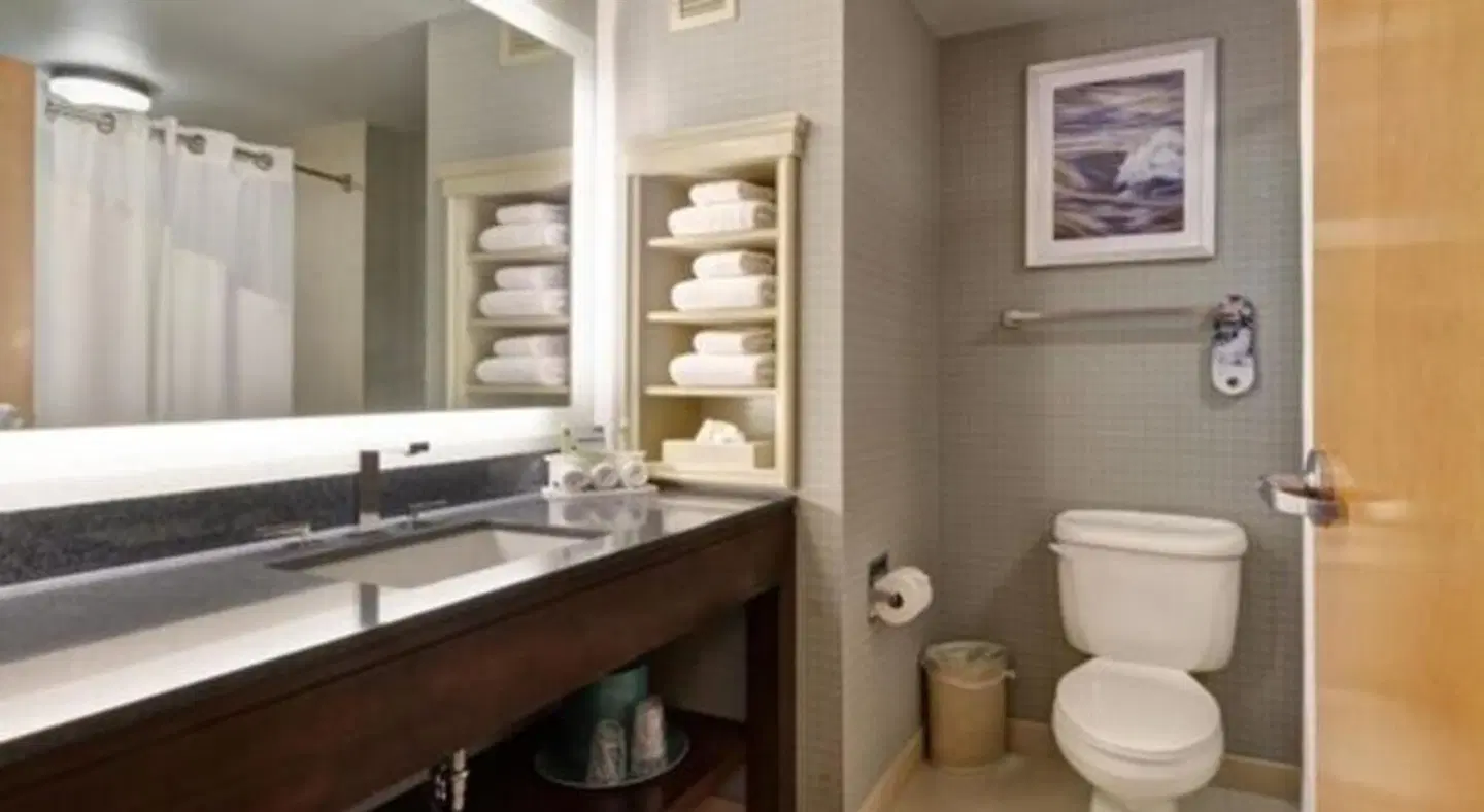 Holiday Inn Express & Suites Warwick-Providence (Airport) by IHG Badezimmer