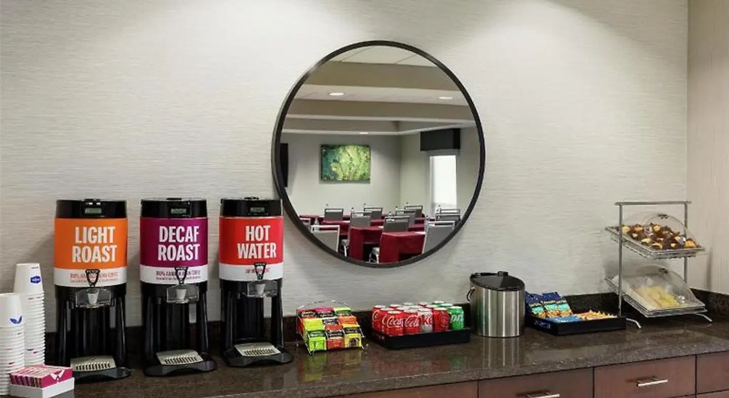 Hampton Inn & Suites Pittsburgh/Harmarville ROOM_EXAMPLE