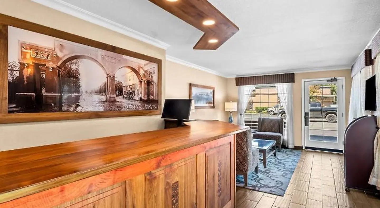 Best Western University Lodge Bar
