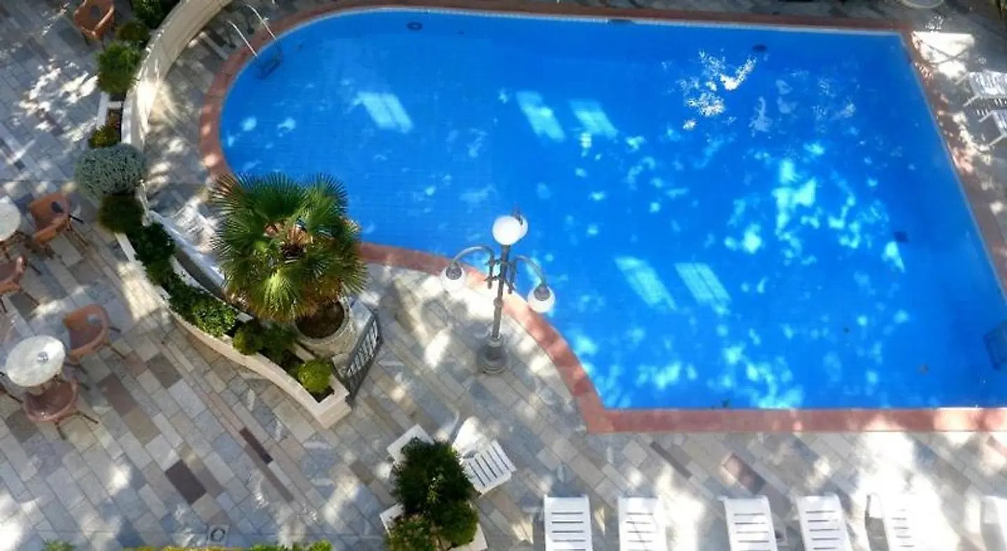 Ambassador OUTDOOR_POOL