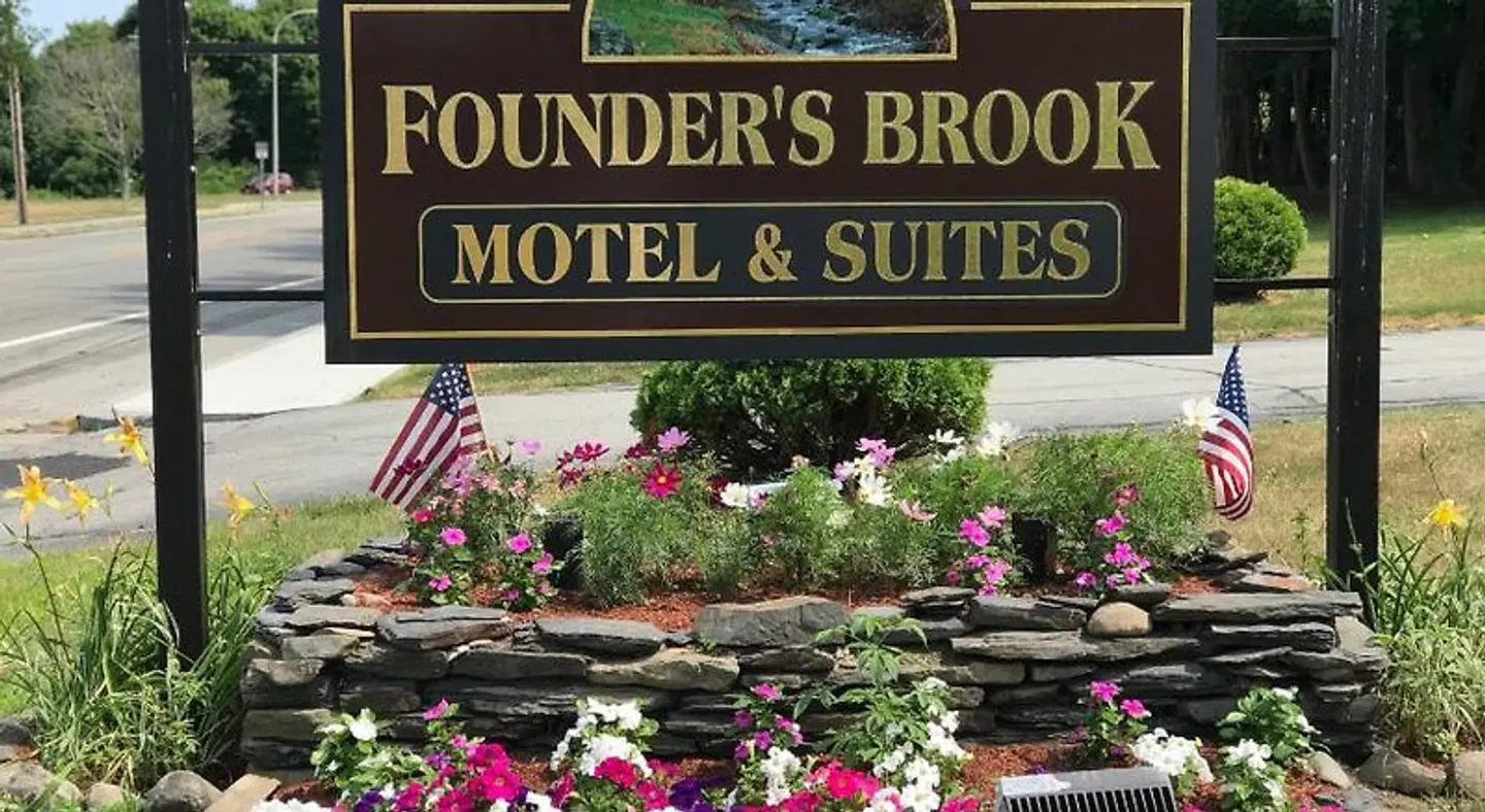 Founder's Brook Motel and Suites EXTERIOR