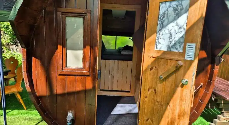 Mini Hotel Übernachten Im Gurkenfass – Hotelfoto