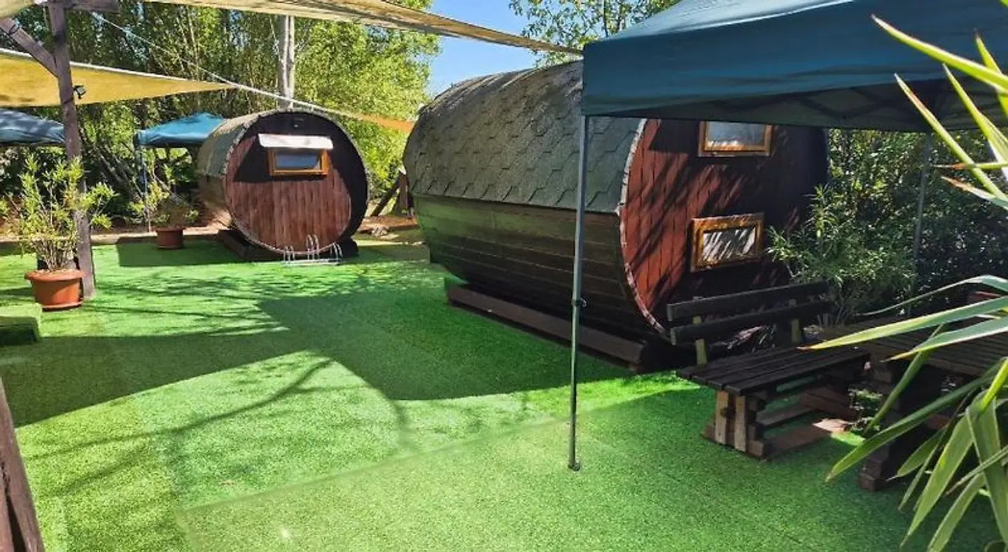 Mini Hotel Übernachten Im Gurkenfass Garten