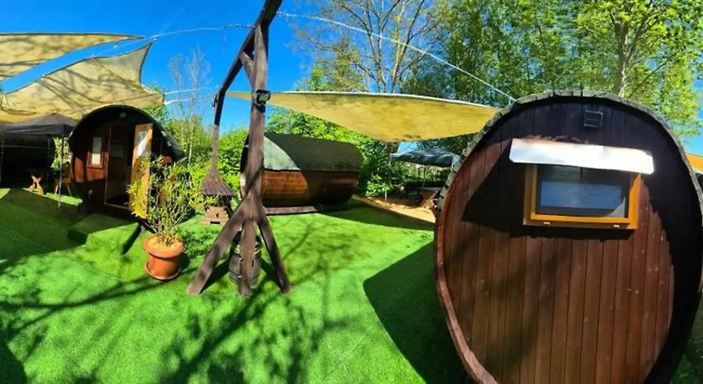 Mini Hotel Übernachten Im Gurkenfass Garten
