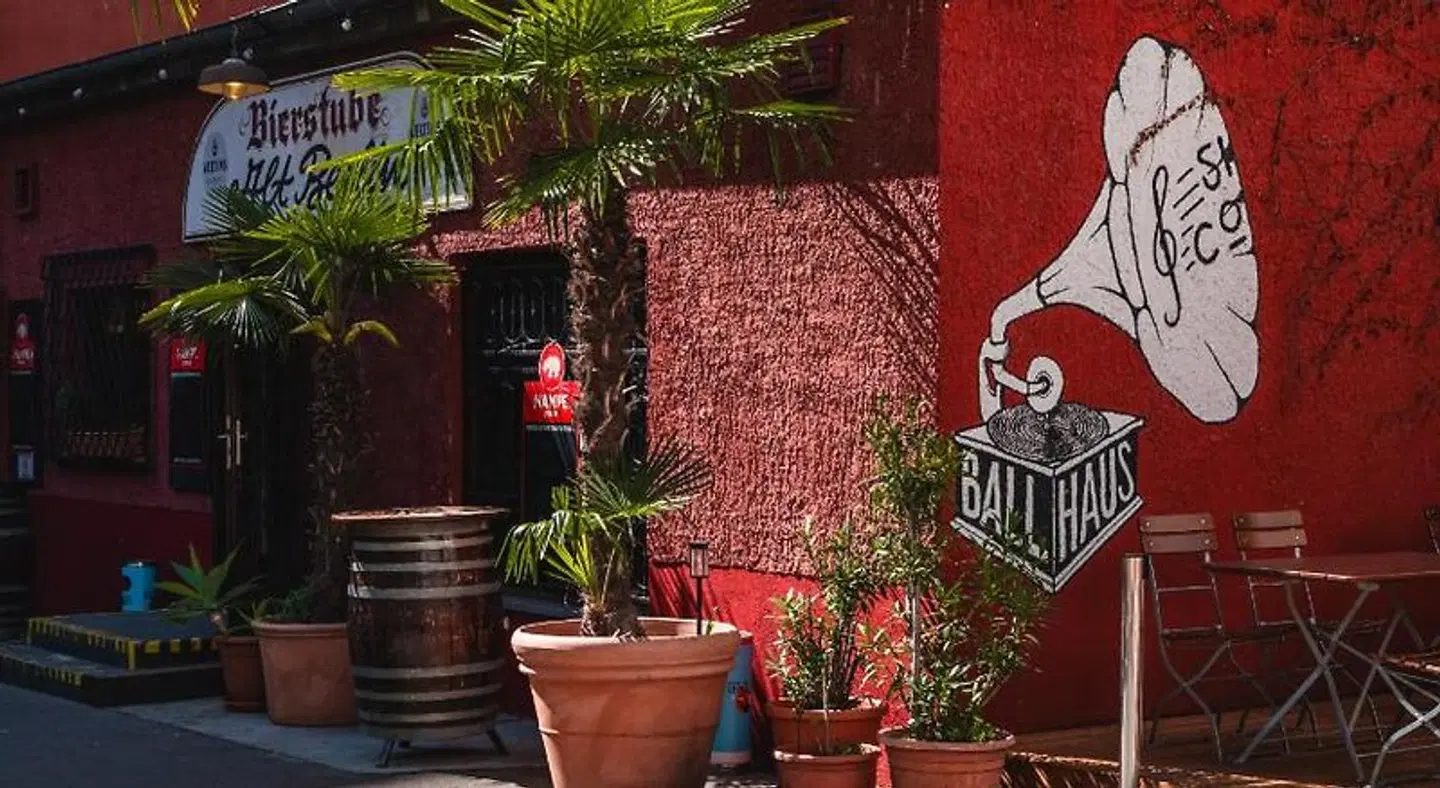 Ballhaus Berlin Hostel Terrasse
