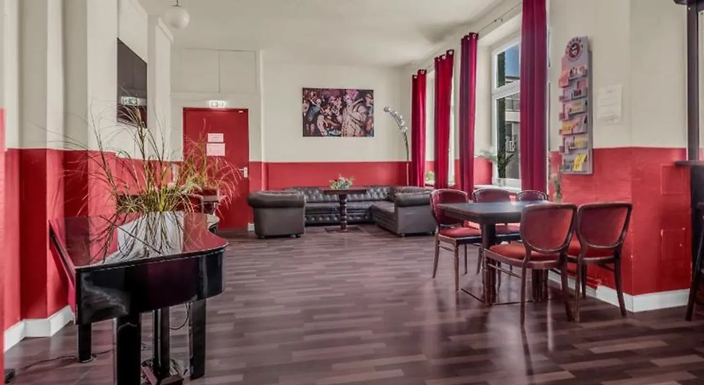 Ballhaus Berlin Hostel Bar