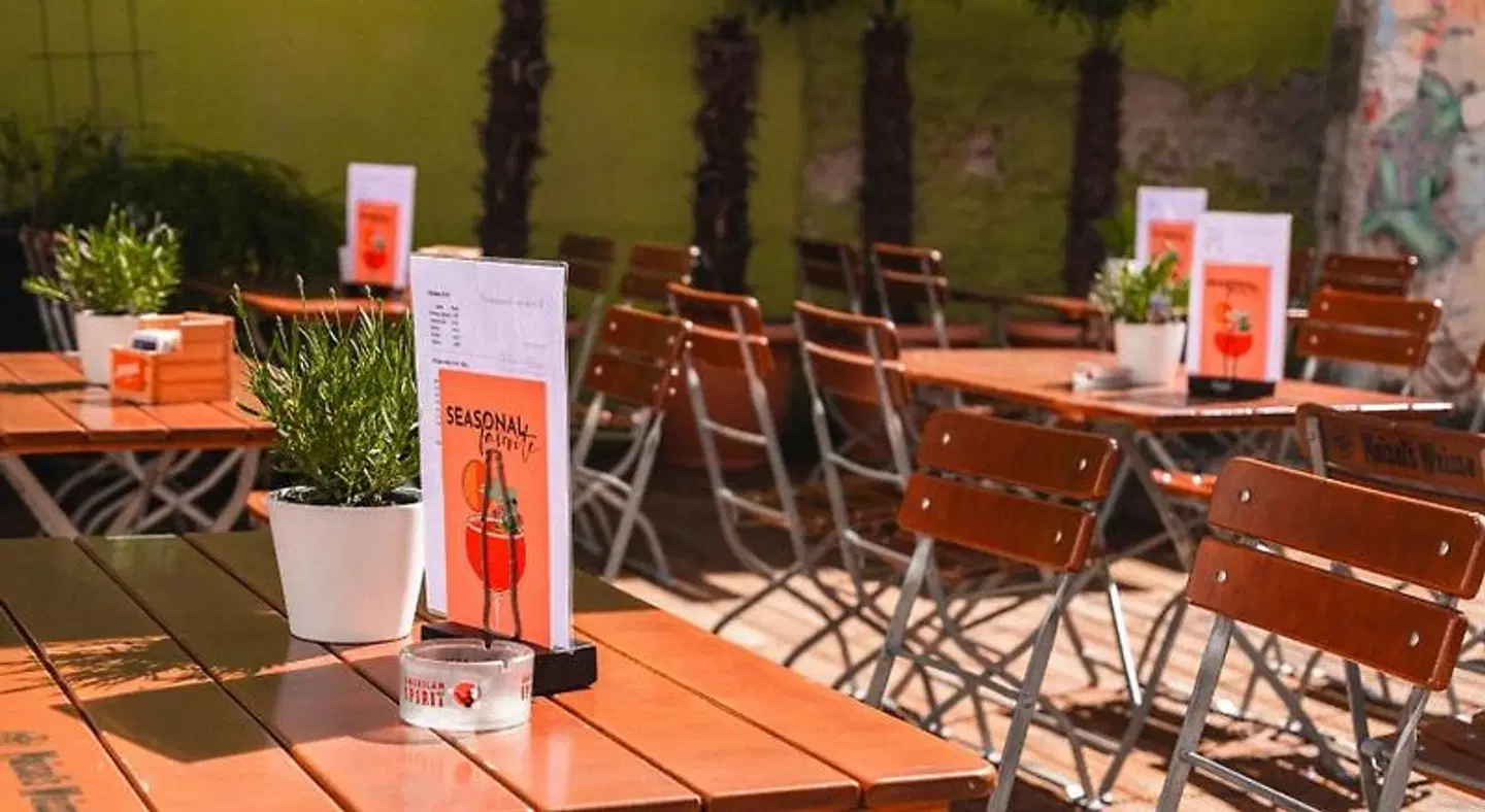 Ballhaus Berlin Hostel Terrasse
