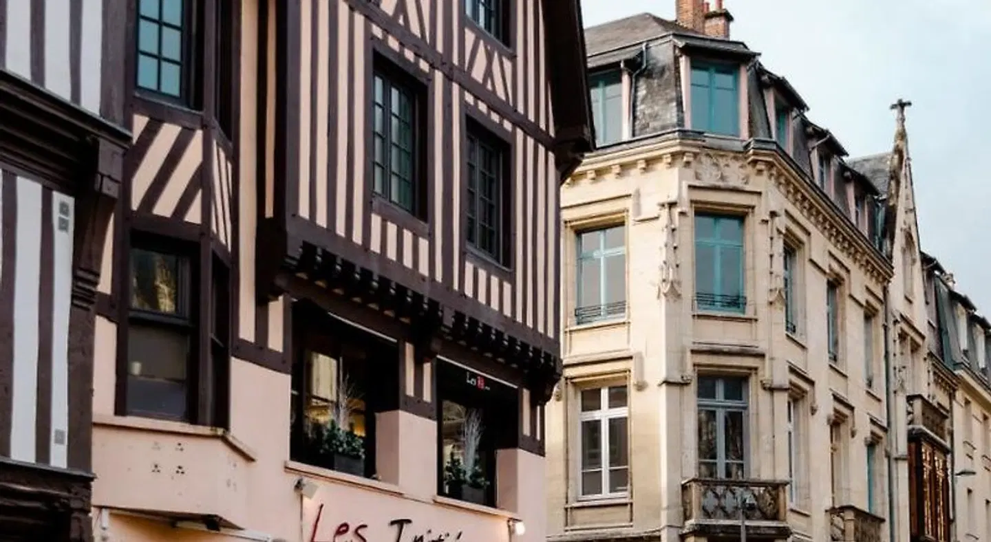 Les Initiés EXTERIOR