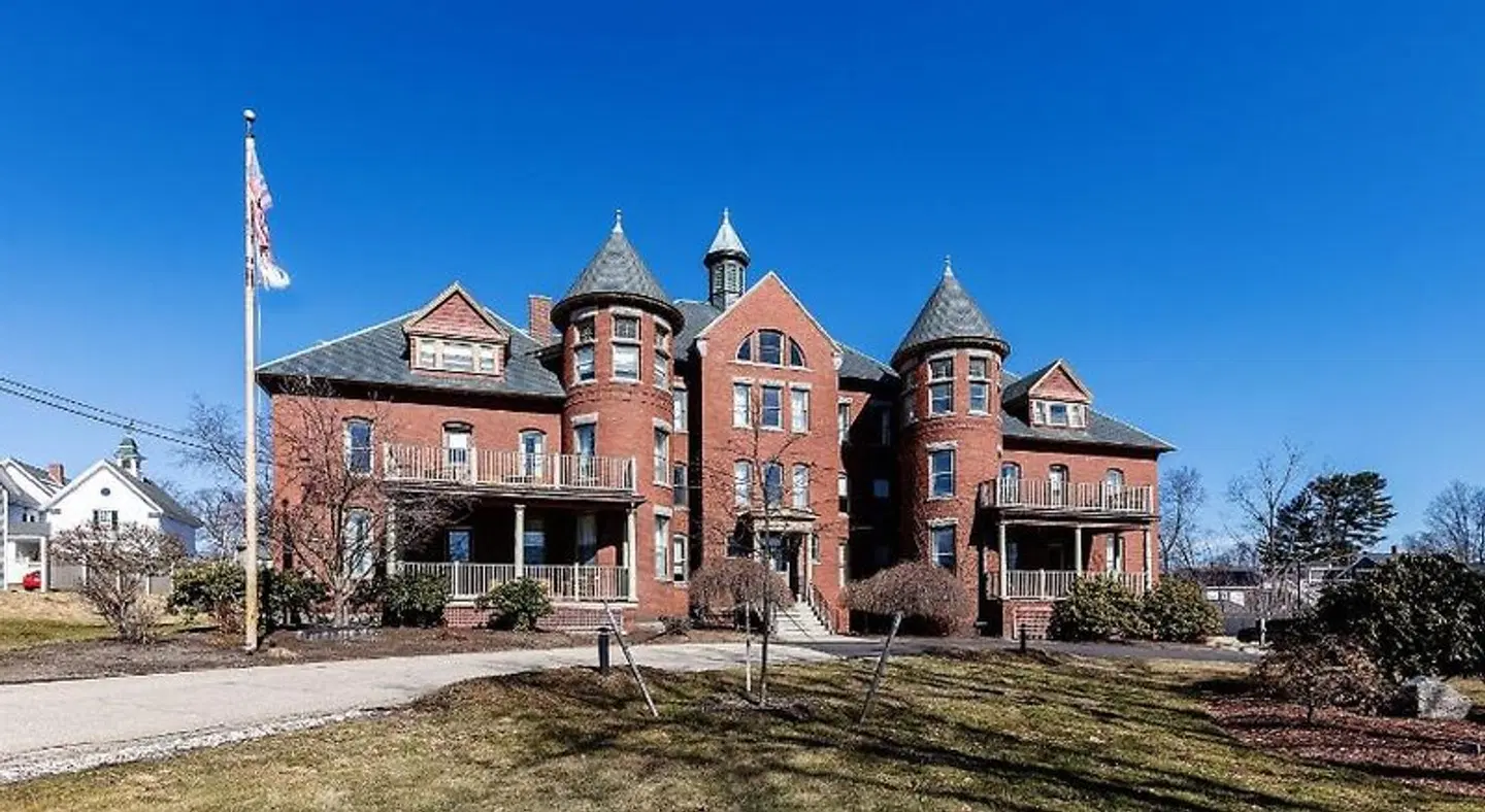 The Centennial Hotel EXTERIOR