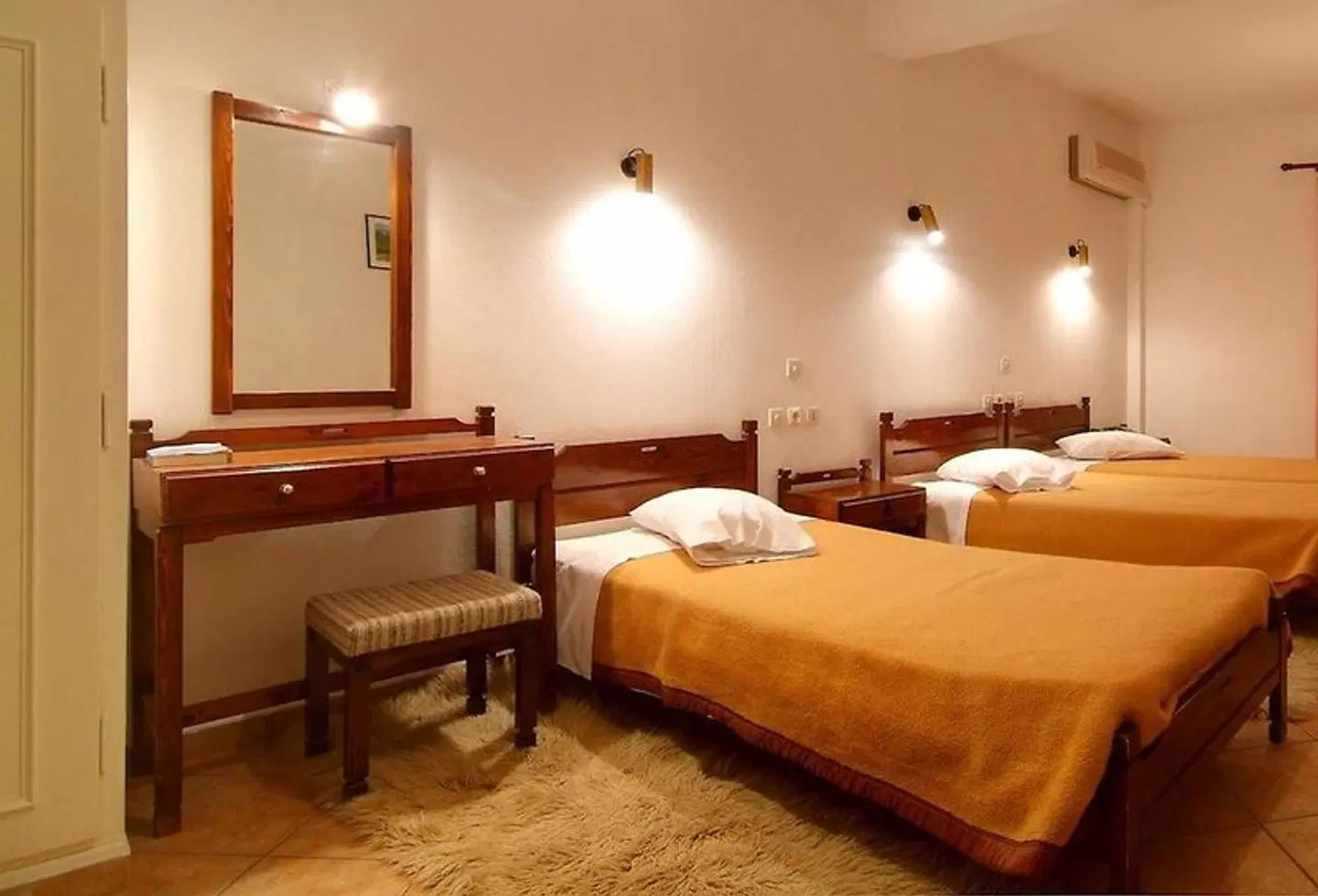 Orfeas ROOM_EXAMPLE
