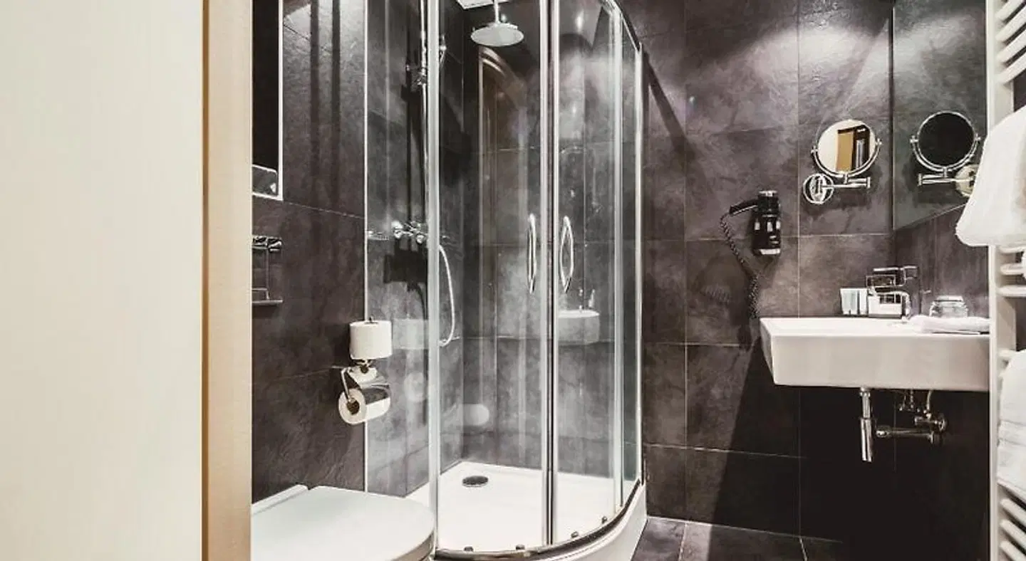 Post-Plaza Hotel & Grand Café Badezimmer