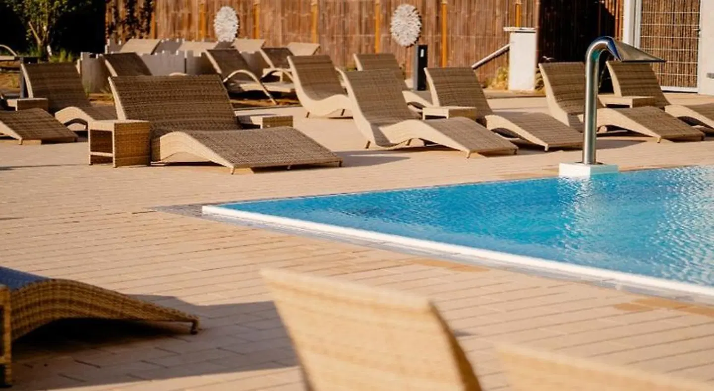 SlowDown Bottsand Hotel and Spa OUTDOOR_POOL