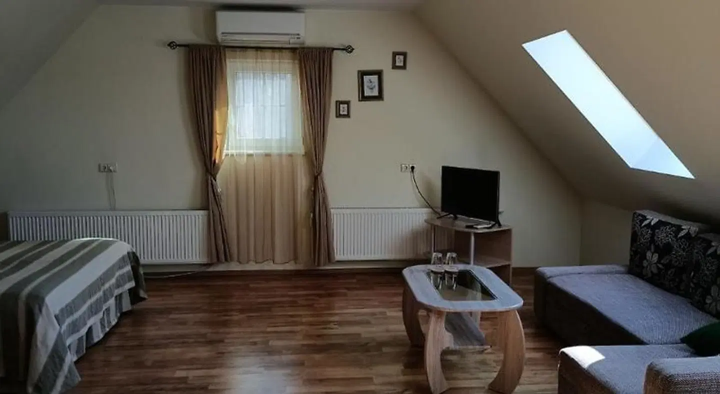 Girele ROOM_EXAMPLE