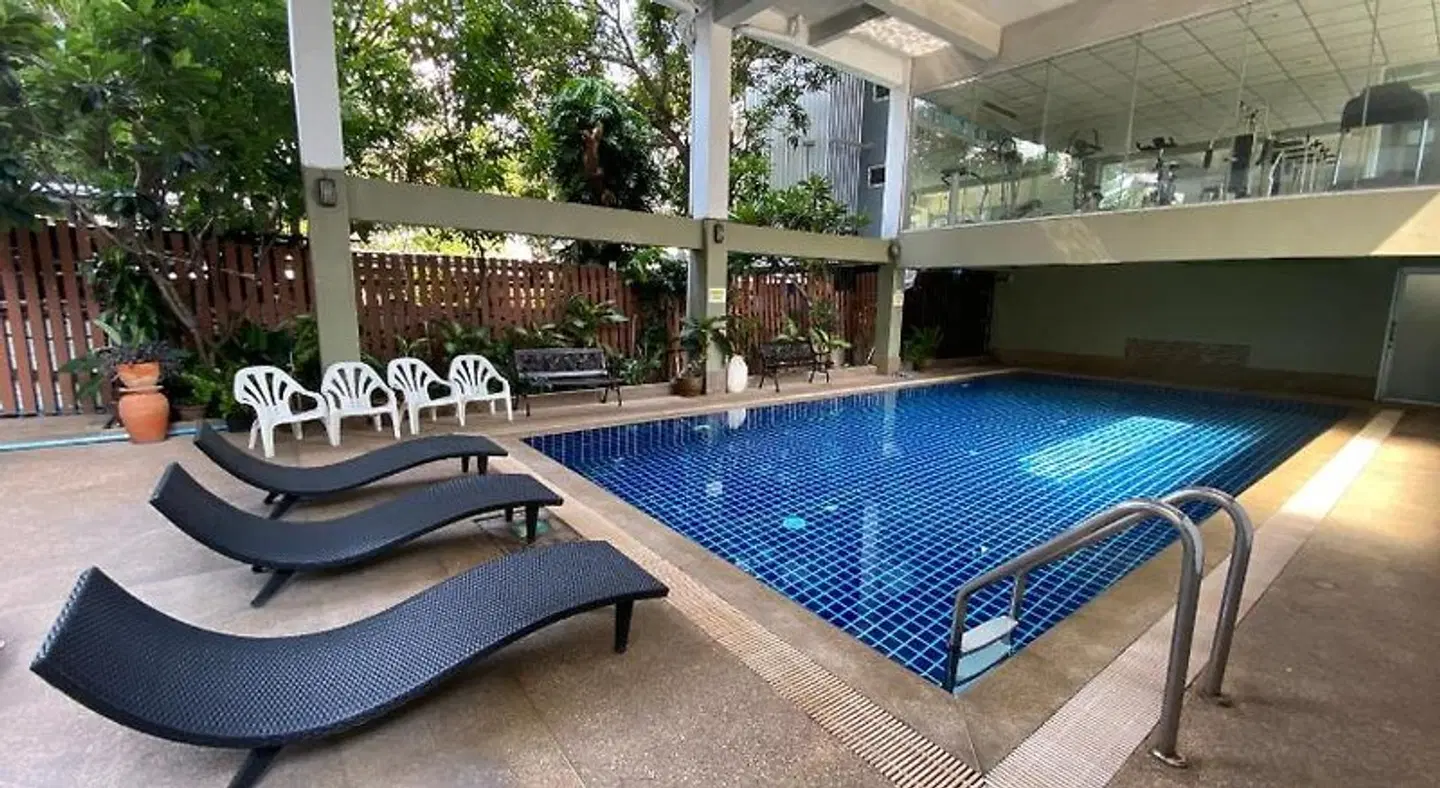 Boss Mansion Residence Hallenbad