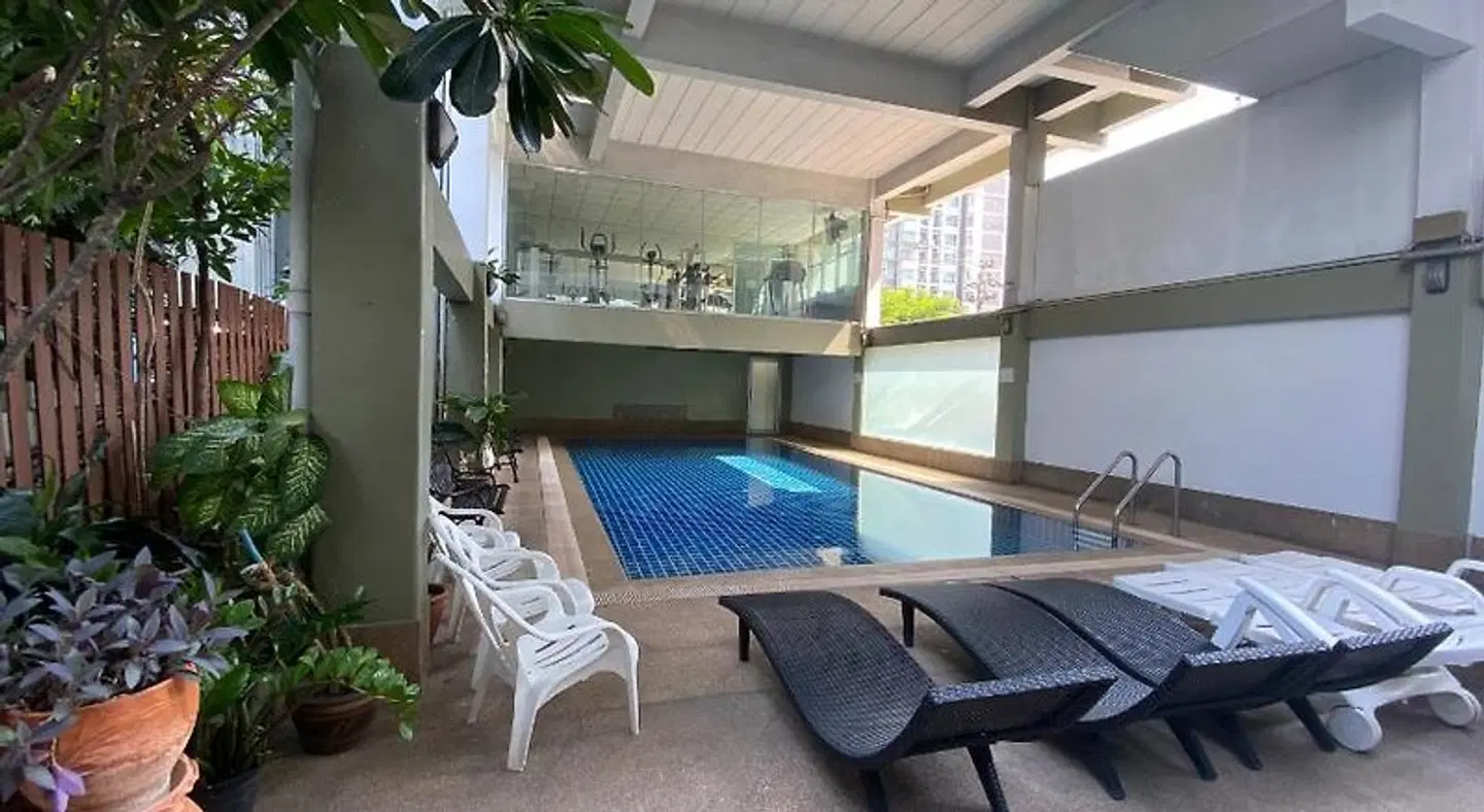 Boss Mansion Residence Hallenbad