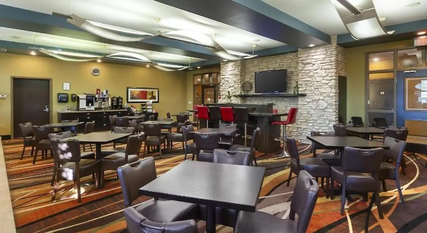 Best Western Plus Sherwood Park Inn & Suites Bar