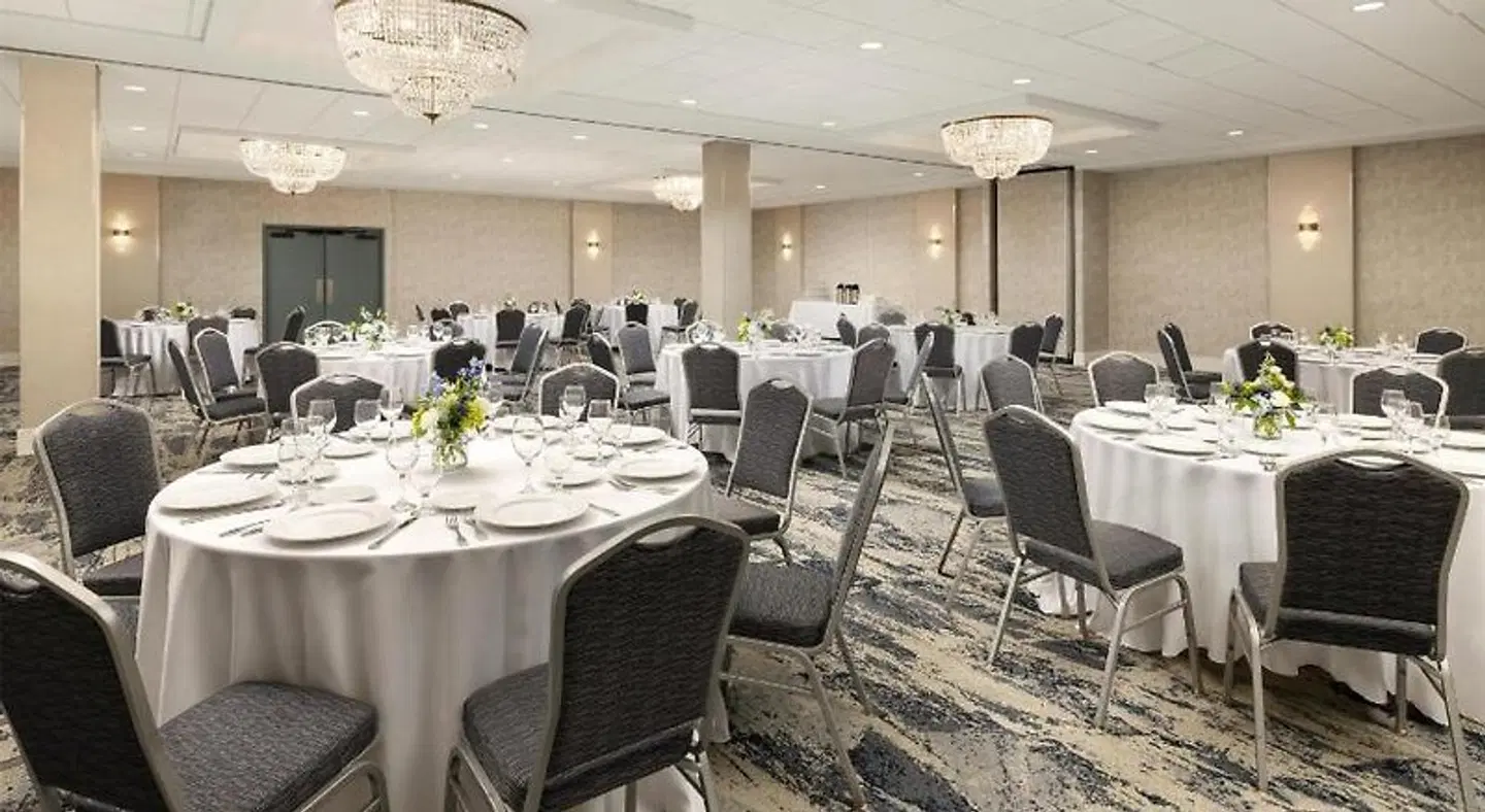Holiday Inn Concord Downtown by IHG Restaurant