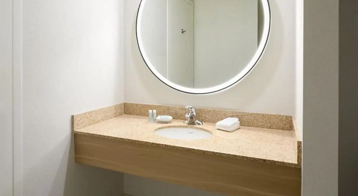 Fairfield by Marriott Inn & Suites Montreal Airport Badezimmer