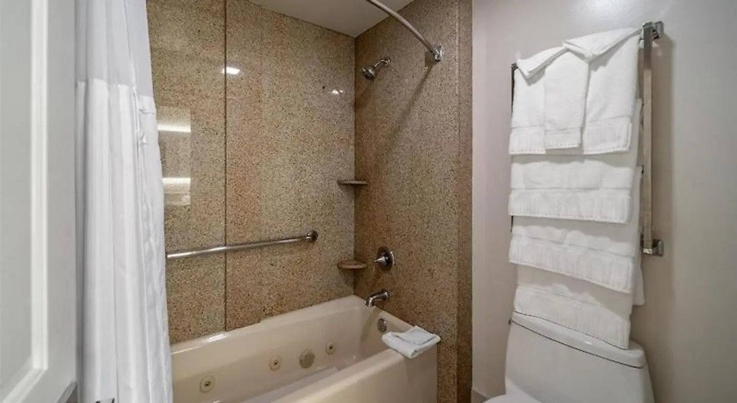 Best Western PLUS Palm Court Hotel Badezimmer