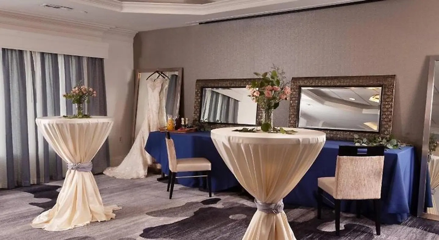 Courtyard by Marriott Charleston Waterfront ROOM_EXAMPLE