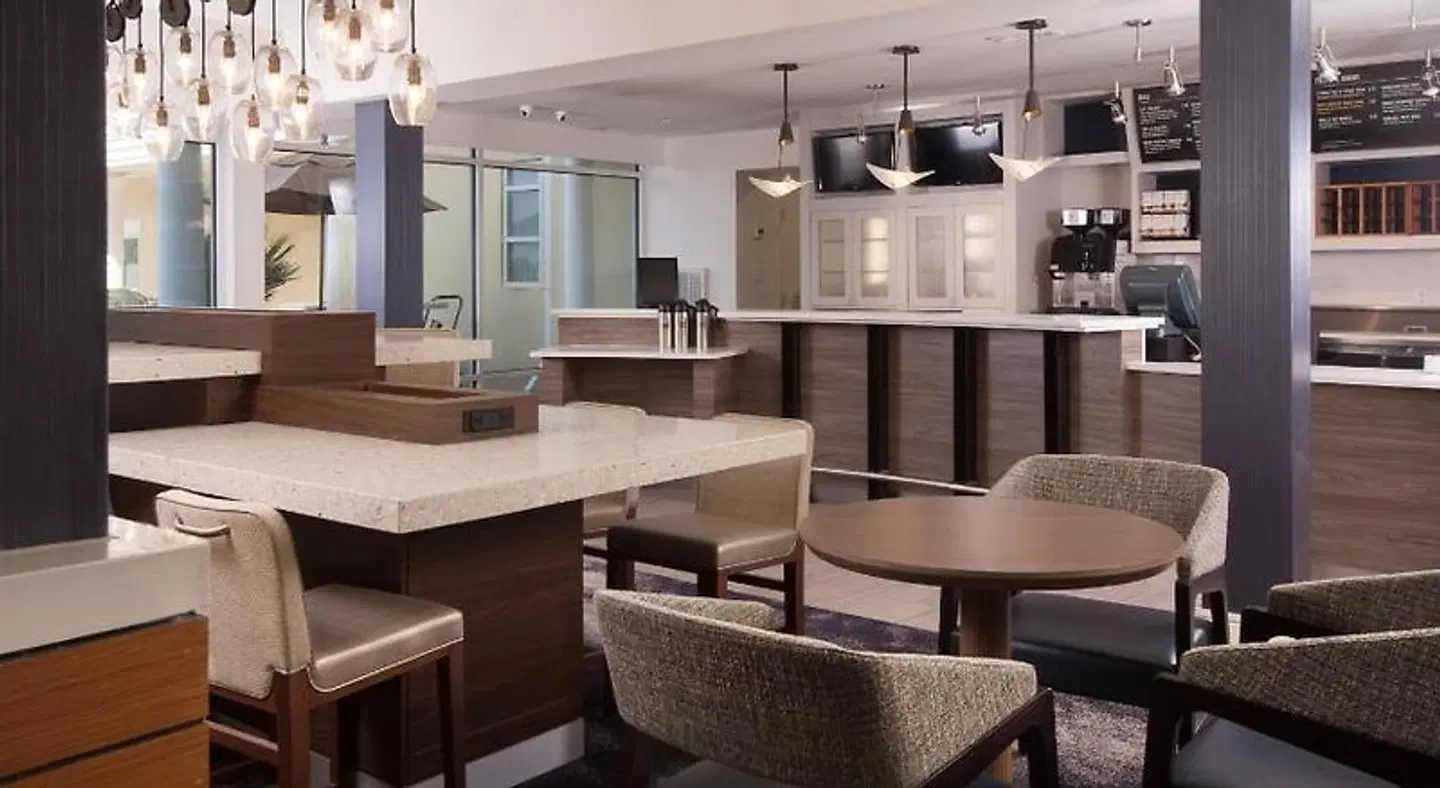 Courtyard by Marriott Charleston Waterfront Bar