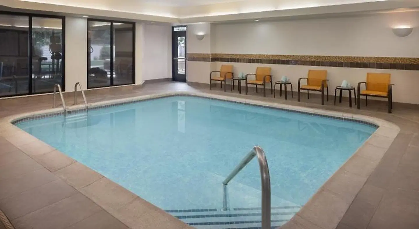 Courtyard by Marriott Springfield Airport Hallenbad