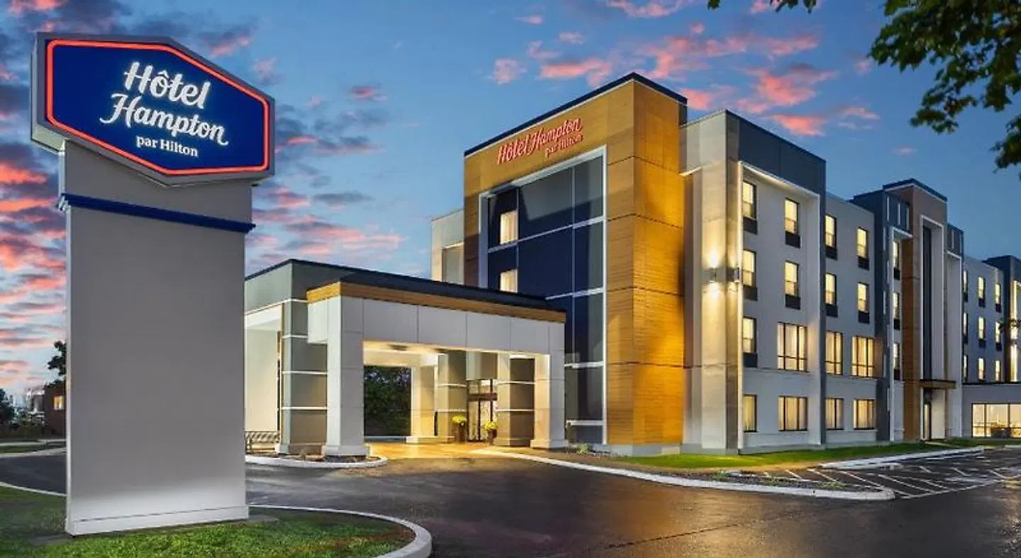 Hampton Inn & Suites by Hilton Montreal-Dorval EXTERIOR