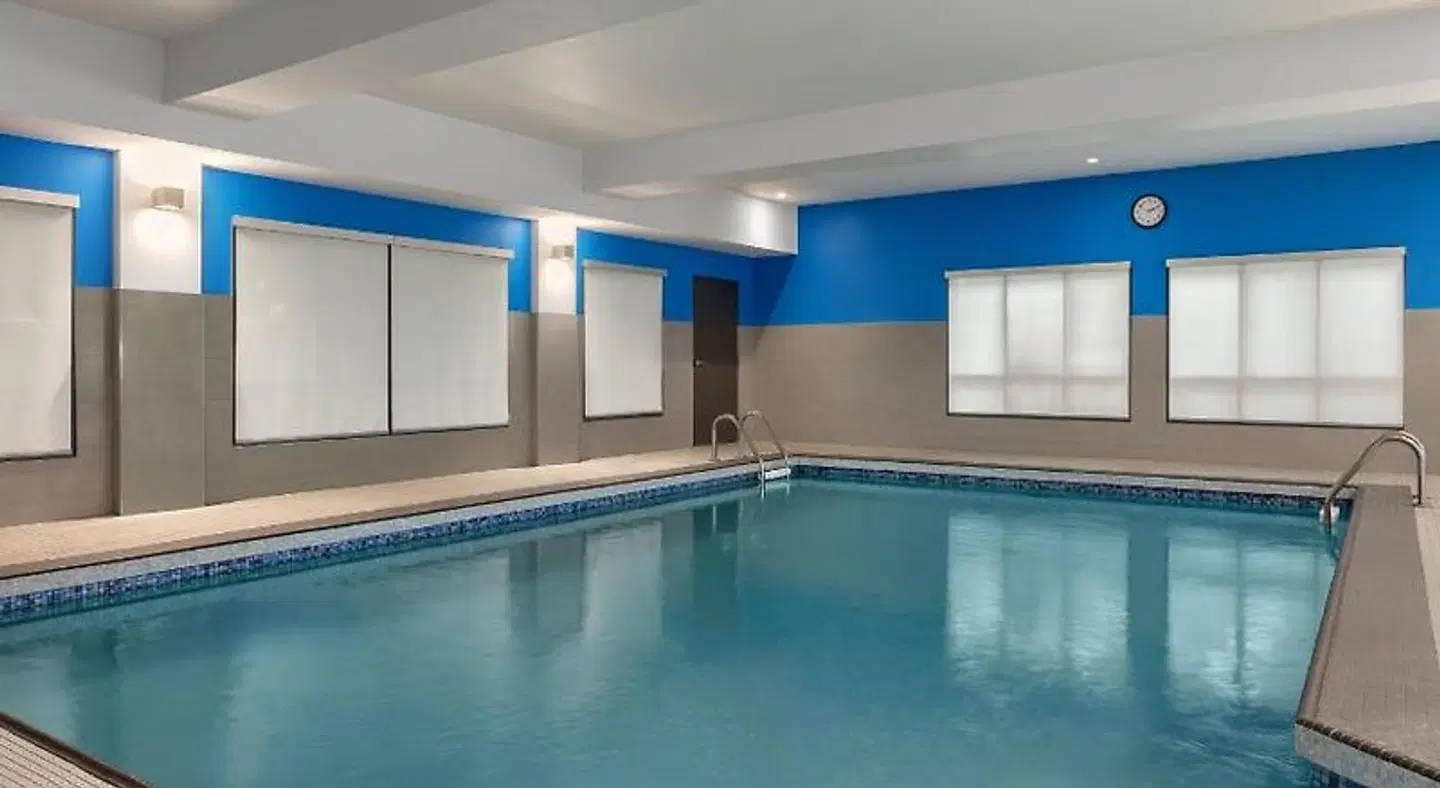 Hampton Inn & Suites by Hilton Montreal-Dorval Hallenbad