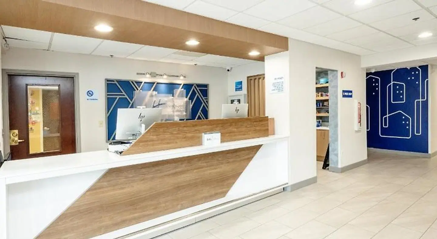 Holiday Inn Express & Suites Charleston-Ashley Phosphate by IHG LOUNGE_LOBBY