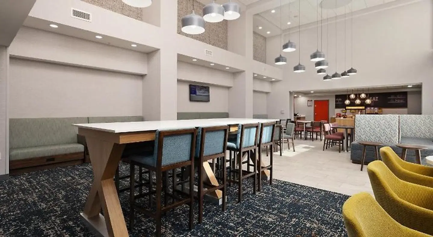 Hampton Inn & Suites McAllen Bar