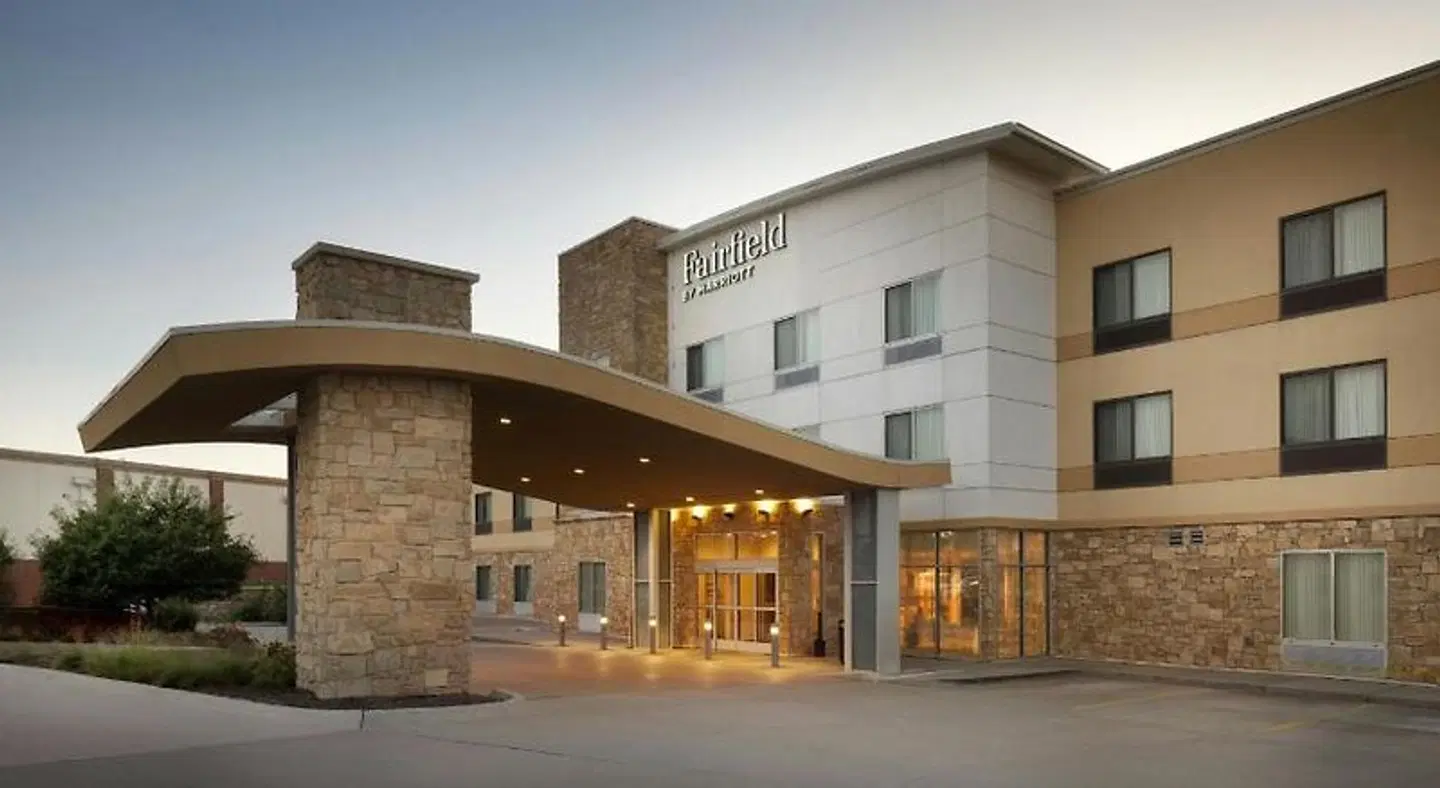 Fairfield by Marriott Inn & Suites Lincoln Southeast EXTERIOR