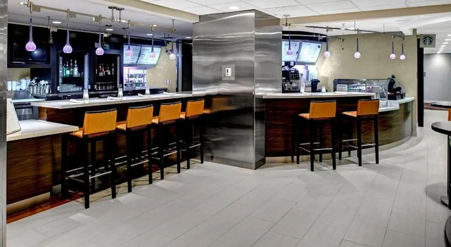 Courtyard by Marriott Columbus Downtown Bar